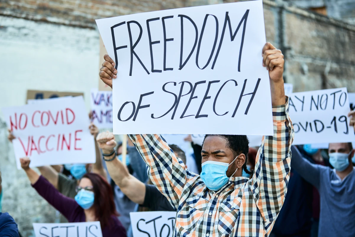 La liberté d'expression à l'épreuve de la régulation médiatique : un équilibre fragile